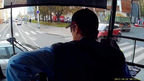 Tramvaj v Praze narazila do osobního auta. Nehodu natočila kamera