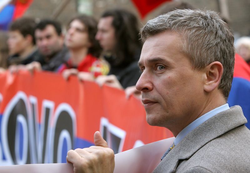 Demonstrace proti uznání samostatného Kosova před úřadem vlády