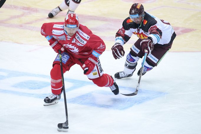 3. kolo hokejové Tipsport extraligy, HC Sparta Praha - HC Oceláři Třinec: Petr Vrána (Třinec) a Michal Řepík (Sparta).