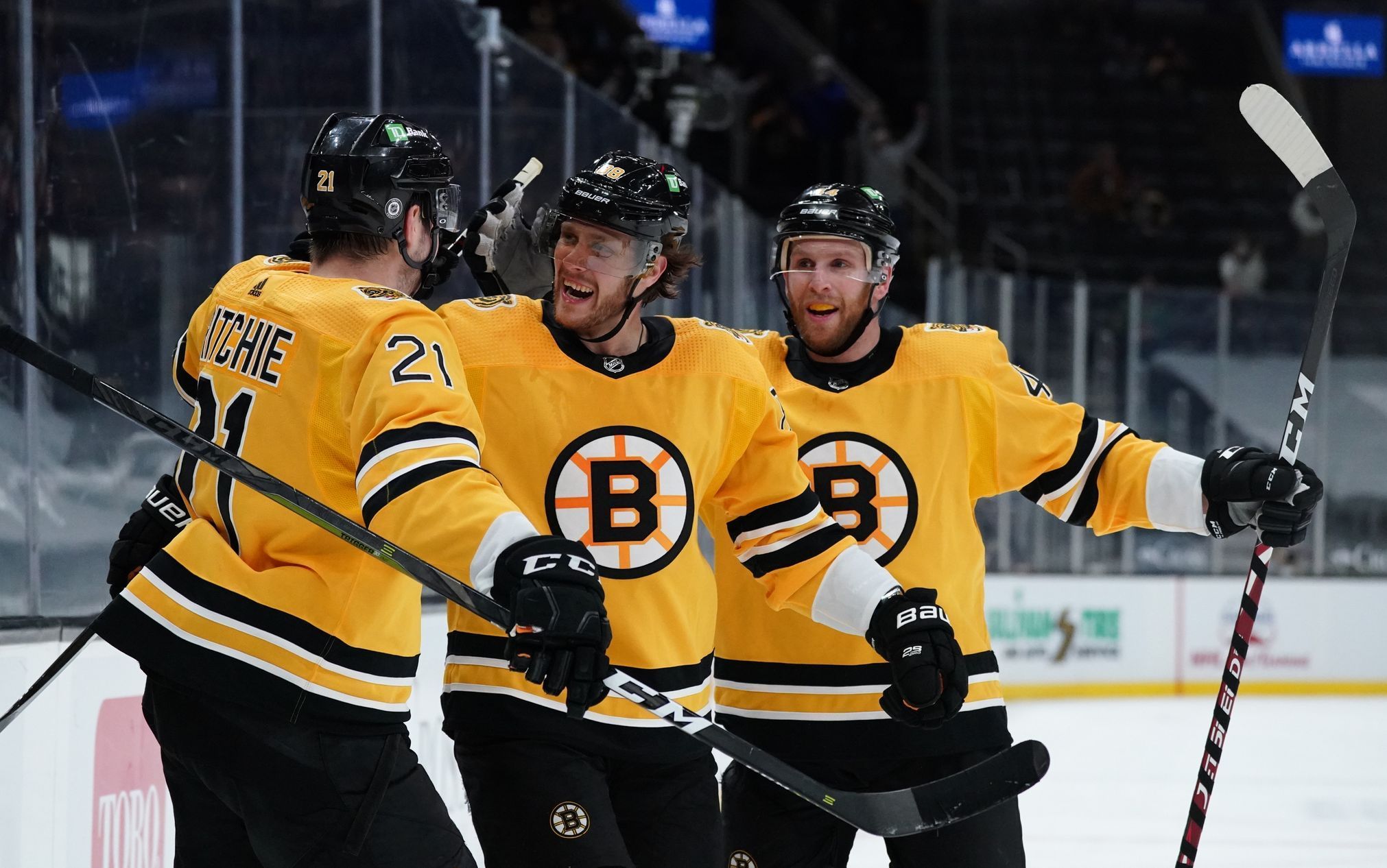 hokej, NHL 2021, Pittsburgh Penguins at Boston Bruins, David Pastrňák (uprostřed) slaví gól