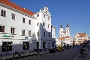 Foto: Německé Babišovo. Český miliardář tu je za dobrodince, slíbil dálnici, otevřel muzeum močoviny