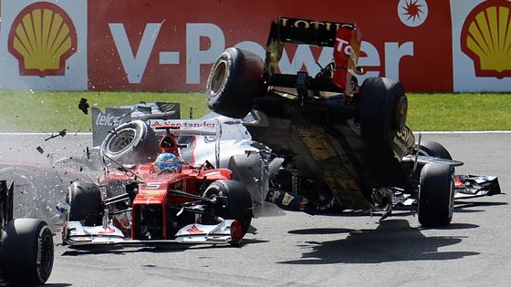 FOTO Belgický závod F1 poznamenal hromadný karambol