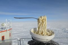 Vaření při teplotě hluboko pod nulou. Na Antarktidě nafotili, co s jídlem udělá mráz