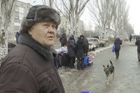 Všude zavřeno. Ukrajinci v první linii přežívají jen díky improvizovaným trhům