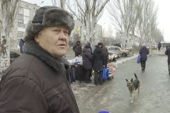 Všude zavřeno. Ukrajinci v první linii přežívají jen díky improvizovaným trhům