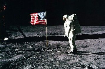 Posádka Apolla na Měsíci