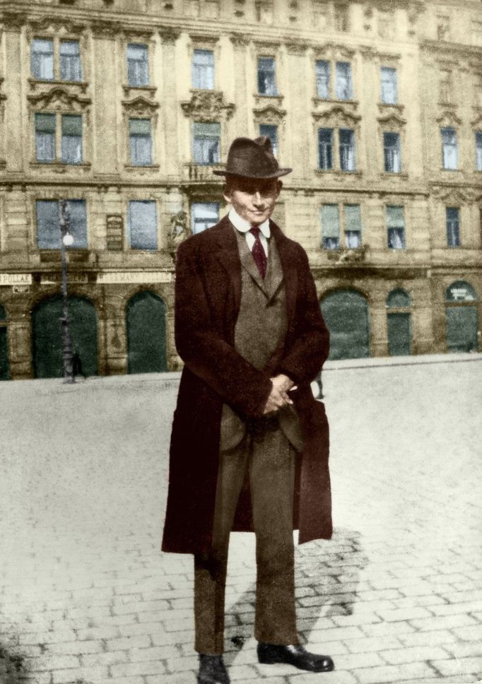 Spisovatel Franz Kafka na pražském Staroměstském náměstí v letech 1920 až 1921.