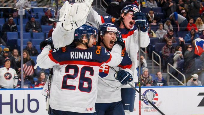Radost slovenských hokejistů po vítězství nad Spojenými státy na MS do 20 let 2018 v Buffalu.
