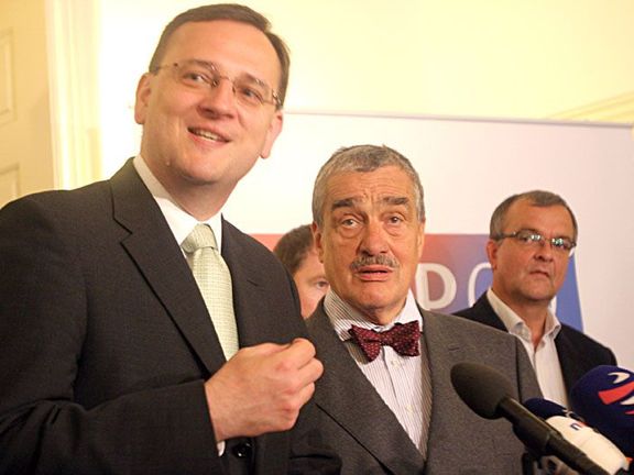 Premiér Petr Nečas se svými dvěma ministry: Karlem Schwarzenbergem a Miroslavem Kalouskem