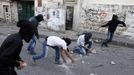 Palestinians throw stones at Israeli security forces (unseen) during clashes in protest to Israel's military operation in Gaza, in the East Jerusalem neighbourhood of Issawiya November 15, 2012. A Hamas rocket killed three Israelis north of the Gaza Strip on Thursday, drawing the first blood from Israel as the Palestinian death toll rose to 15 in a military showdown lurching closer to all-out war and an invasion of the enclave. REUTERS/Ammar Awad (JERUSALEM - Tags: POLITICS CIVIL UNREST) Published: Lis. 15, 2012, 5:32 odp.