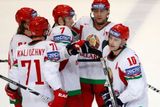 Hokejisté Běloruska se radují z gólu do ruské branky.