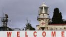 Soldiers are seen next to an old lighthouse at the seafront of Sochi, the host city for the Sochi 2014 Winter Olympics, February 18, 2013. Although many complexes and venues in the Black Sea resort of Sochi mostly resemble building sites that are still under construction, there is nothing to suggest any concern over readiness. Construction will be completed by August 2013 according to organizers. The Sochi 2014 Winter Olympics opens on February 7, 2014. REUTERS/Kai Pfaffenbach (RUSSIA - Tags: BUSINESS CONSTRUCTION CITYSCAPE ENVIRONMENT SPORT OLYMPICS) Published: Úno. 18, 2013, 7:21 odp.