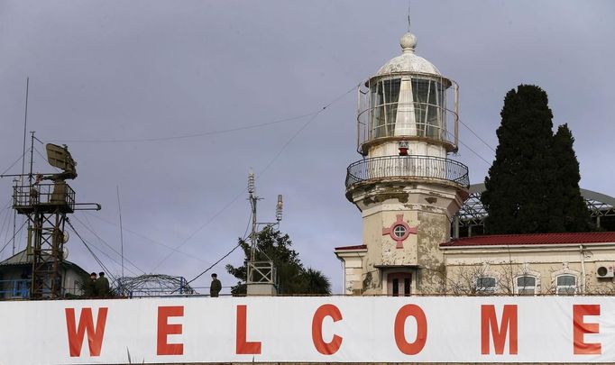 Soldiers are seen next to an old lighthouse at the seafront of Sochi, the host city for the Sochi 2014 Winter Olympics, February 18, 2013. Although many complexes and venues in the Black Sea resort of Sochi mostly resemble building sites that are still under construction, there is nothing to suggest any concern over readiness. Construction will be completed by August 2013 according to organizers. The Sochi 2014 Winter Olympics opens on February 7, 2014. REUTERS/Kai Pfaffenbach (RUSSIA - Tags: BUSINESS CONSTRUCTION CITYSCAPE ENVIRONMENT SPORT OLYMPICS) Published: Úno. 18, 2013, 7:21 odp.