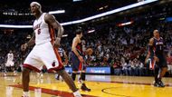 Takto si LeBron vychutnával radost z povedené smeče.