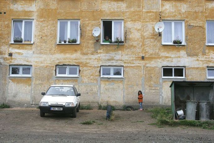 Radní z Toužimi se chtěli paneláku zbavit za jakoukoli cenu. Nakonec ho prodali za 54.000Kč