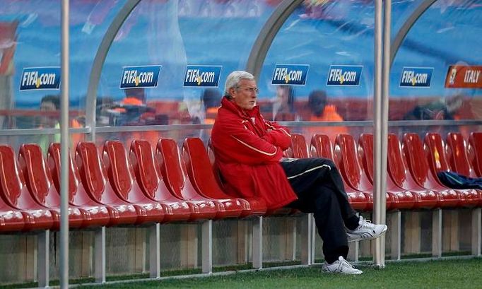 Kouč Lippi před začátkem zápasu se Slovenskem