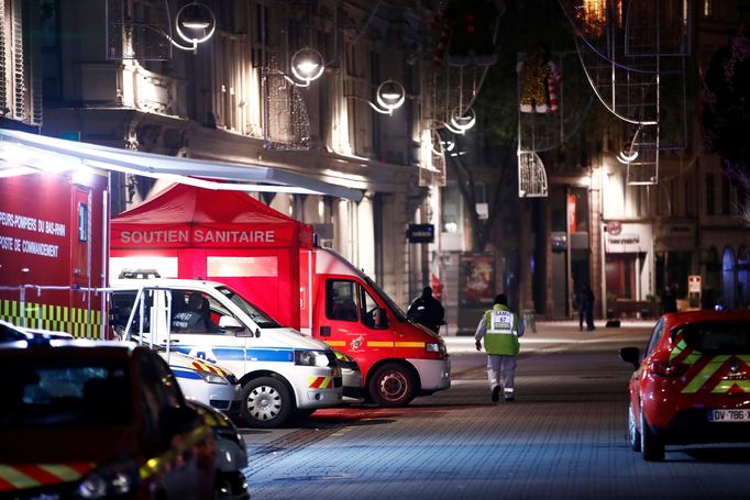 Policisté v ulicích Štrasburku.