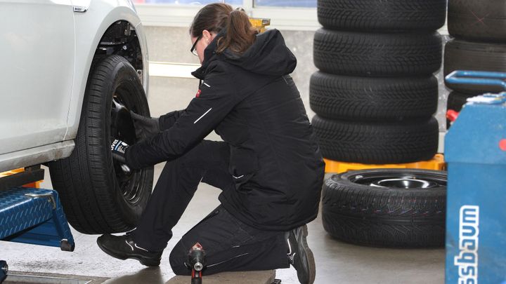 Na letních gumách zatím jezdí jen desetina řidičů. Mohou za to pandemická opatření