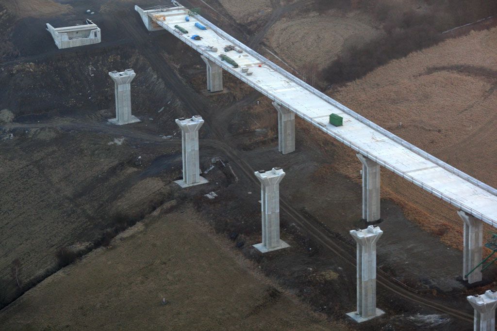 Letem nad Českým středohořím a dálnicí D8