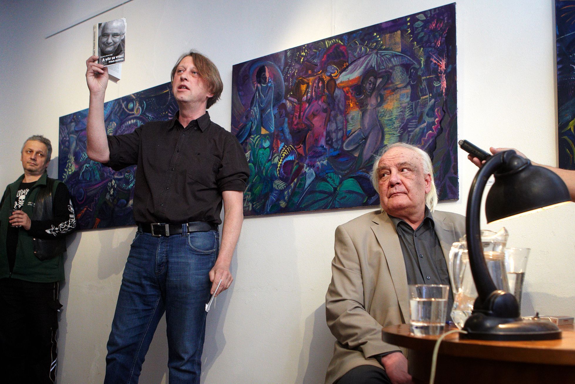 spisovatelé Jáchym Topol a Vladimir Bukovskij