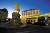 Albertina je prestižní galerie v neoklasicistní budově v centru Vídně. Zakladatel její první sbírky byl zeťem Marie Terezie a galerie za více než 200 let svého působení má bohatou tradici.