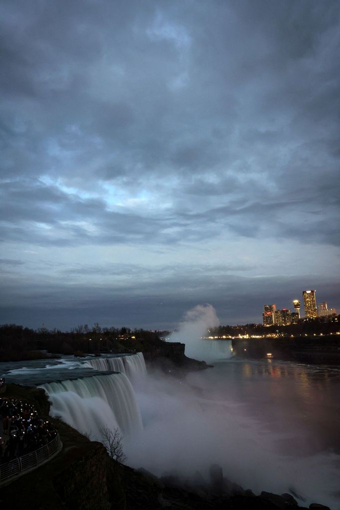 Úplné zatmění Slunce, pohled z Niagarských vodopádů