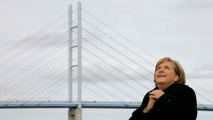 Kancléřka Angela Merkelová slavnostně přestřihla pásku: Most na Rujánu se otevřel pro motoristy.