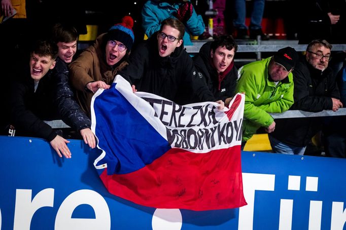 Fanoušci Terezy Voborníkové během sprintu na MS v Novém Městě na Moravě 2024