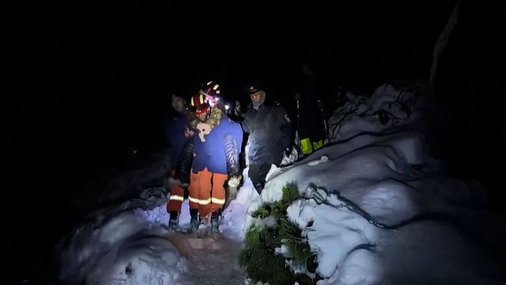"Zasypal nás sníh, měla jsem štěstí." Lidé na Mount Everestu stále čekají na záchranu