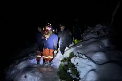 Vězni nejvyšší hory světa. Stovky lidí čekají na záchranu, přišla první špatná zpráva