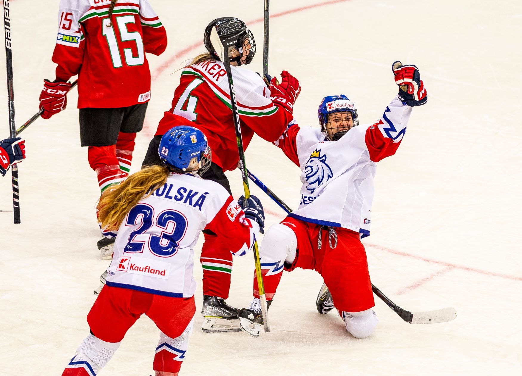 Česká hokejistka Lenka Serdar v zápase s Maďarskem