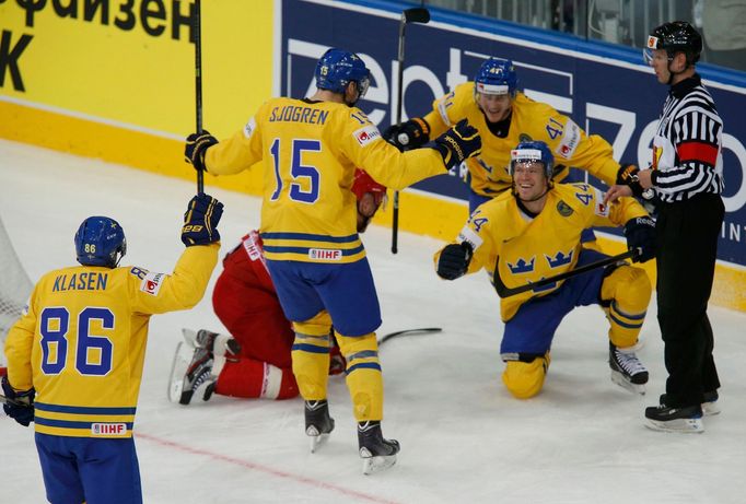 Sweden's Nicklas Danielsson (R) celebrates his goal against Belarus during the first period of their men's ice hockey World Championship quarter-final game at Minsk Arena