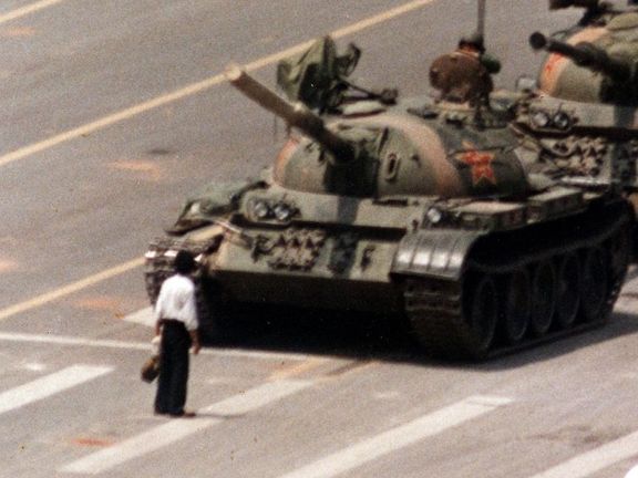 Neznámý muž před tankem. Symbol krvavého potlačení demonstrací v Pekingu v roce 1989.