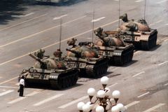 Zemřel fotograf ikonického snímku z protestů v Číně. Zachytil muže před kolonou tanků