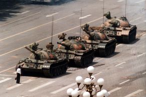 Foto: Stateční Číňané necouvli ani tankům. O masakru na Tchien-an-men se dodnes mlčí