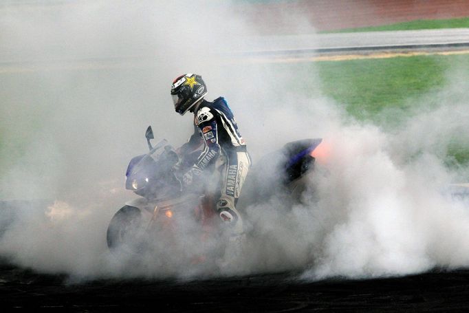 Jorge Lorenzo se divákům v Bangkoku ukázal ataky ve své pravé profesi, jako motocyklový závodník.