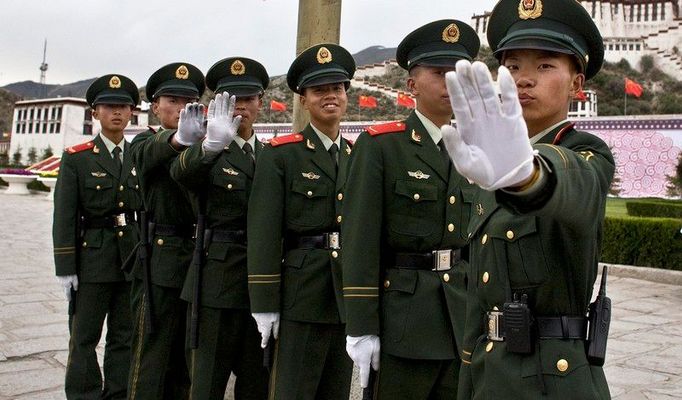 Vojáci Čínské lidové armády se nechtějí fotografovat před palácem Potala v Lhase, hlavním městě Tibetu. Olympiáda v Číně je kontroverzní zejména kvůli dodržování lidských práv v komunistické zemi a zejména pro situaci v Čínou ovládaném Tibetu.