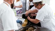 „Byla jsem se podívat v jedné ,stříbrné‘ a bylo to tam úžasné. Děti si třeba samy mlely mouku a pak z ní pekly rohlíky,“ říká kreativní šéfkuchařka Ambiente Jana Bilíková.