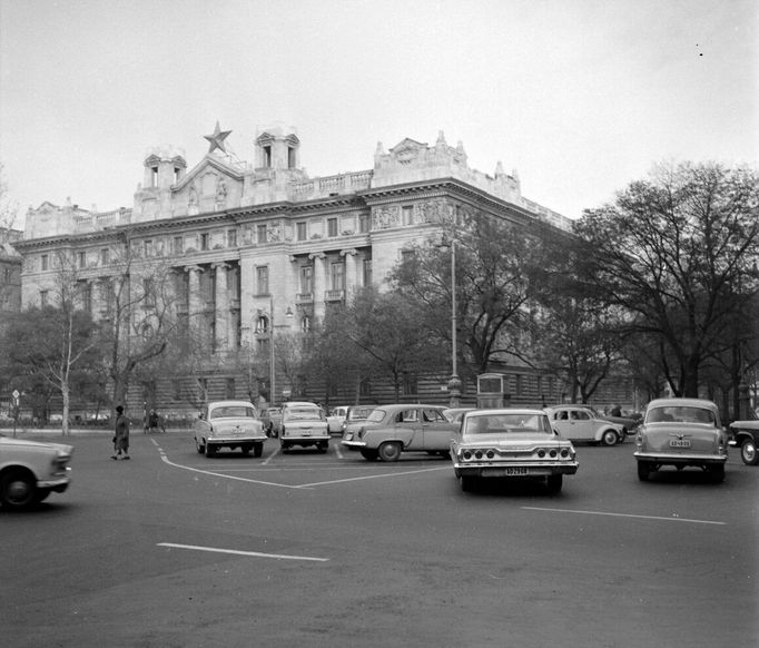 Mnoho těžko dostupných hvězd však zůstalo na svých místech i po povstání v roce 1956. Na této fotografii je budova Maďarské národní banky v roce 1969.