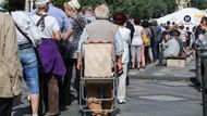 Vede k němu dlouhá fronta, někteří v ní stojí či sedí už od sedmi hodin ráno, i když stan otevírá až v deset a zavírá v šest.