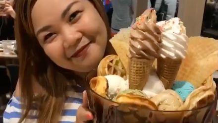 Gigantický zmrzlinový pohár se stal hitem internetu. Vejde se do něj 22 kopečků