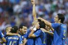 Ital Marco Materazzi zdviženou paží slaví se spoluhráči svůj gól ve finále MS.