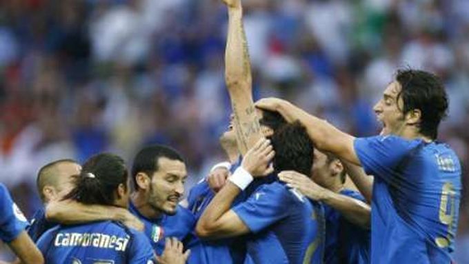 Ital Marco Materazzi zdviženou paží slaví se spoluhráči svůj gól ve finále MS.