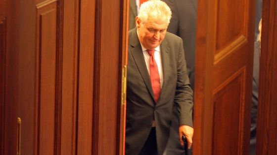 Foto: Miloš Zeman poslancům pohrozil i otcovsky zamával