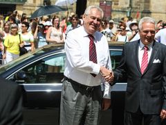 Nové auto Miloš Zeman bere, ale vezme také novou premiérku? Jen pokud se vejde do jeho taktiky poloúřednické vlády.
