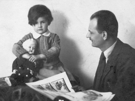 Malá Kamila s otcem Vilémem Novým ve věku 3-4 let. Někdy kolem roku 1931. 