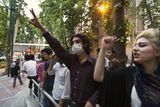 Stoupenci Musávího v ulicích Teheránu. Tvrdí, že volby byly zmanipulované.