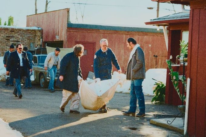 Vyšetřovatelé odnášejí ostatky oběti nalezené v domě sériového vraha Johna Wayna Gacyho v Chicagu, 22. prosince 1978. Kolorováno