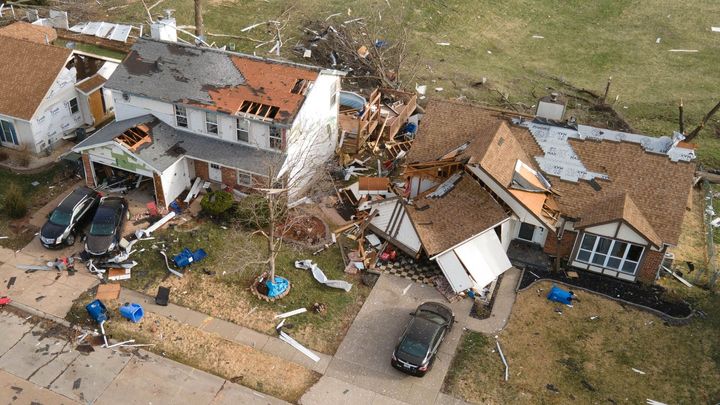 Domy rozmetané na kusy, nejméně 34 obětí. Část Spojených států zasáhla tornáda; Zdroj foto: Reuters