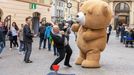 Praha chce zakázat obří masky medvědů, pand a goril